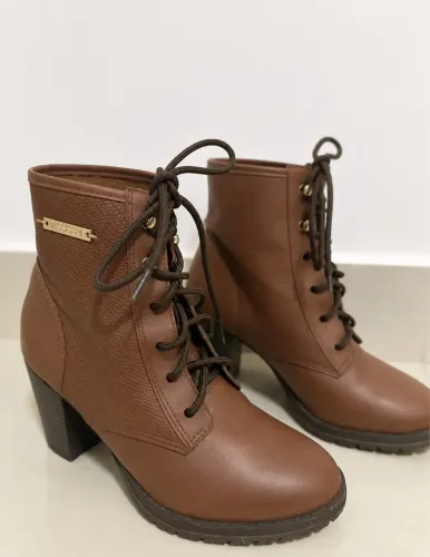 Bota coturno marrom Dakota original e moderna