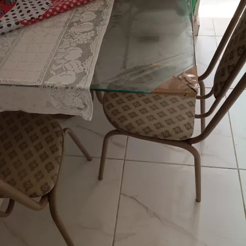 Vendo uma mesa de vidro medida 1. 40. Por 80centimetros 4 cadeiras