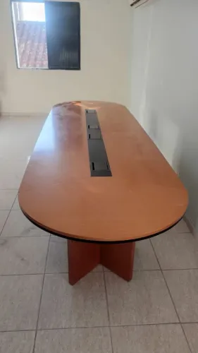 Vende-se mesa de escritório em madeira marcica. Menos de um ano de uso.