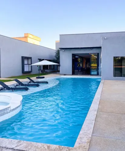 Alugo casa terrea mobiliada na coroa do green