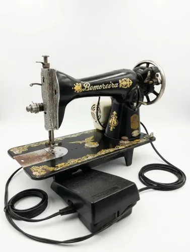 Vendo Máquina de costura bemoreira Antiga