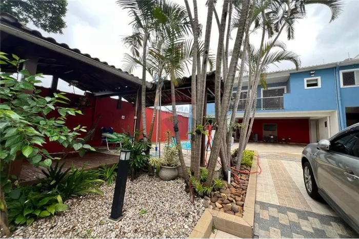 Casa 3 dormitórios com piscina e vaga para 5 carros