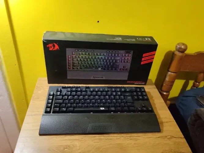 Teclado Redragon Broadsword Pro K588 na Caixa (Com Defeito / Para Peças)