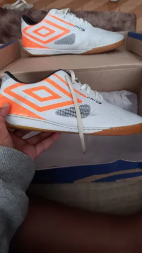 Chuteira de salão umbro