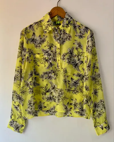 Camisa de Botão Feminina da Marca Farm na cor Amarelo Neon Tamanho M/38