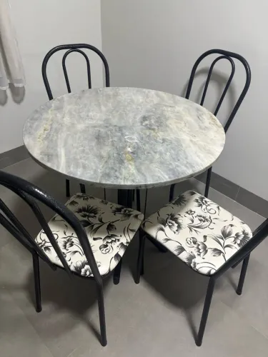 Mesa de jantar com pedra de granito, semi nova, 4 lugares.