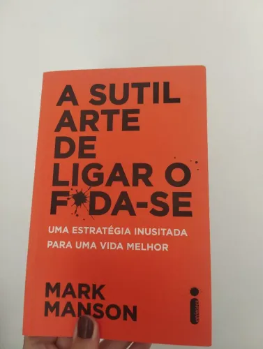 Livro "A sutil arte de ligar o f*oda-se"