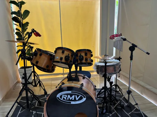 Bateria Acústica MRV (linda), com acessórios 