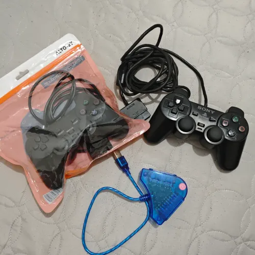 Kit, 2 controles sendo 1 original e outro similar ambos em perfeito estado + adaptador