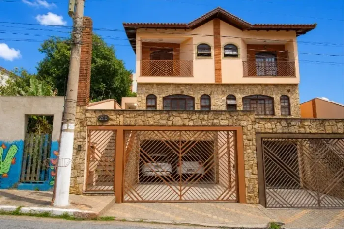 Casa para venda em Vila Pereira Barreto com 3 dormitórios, sendo 2 suítes, 4 vagas, 200m²