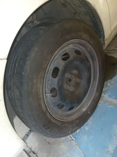 Vendo par de pneus 195/65 15.