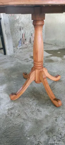 Mesa redonda de madeira