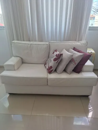 Sofá branco de 02 e 03 lugares