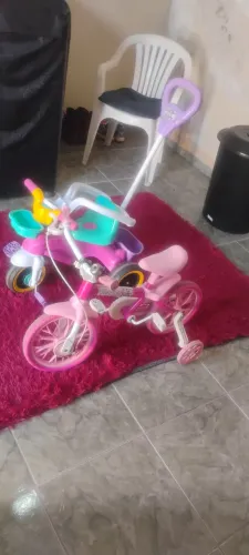 Bicicleta e triciclo.