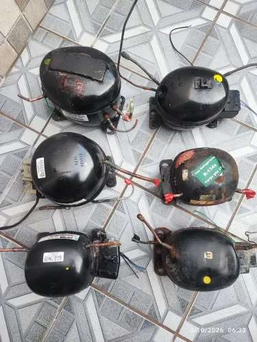 Seis motores de geladeira 127 VOLTS funcionando retirado porque enferrujaram as extrut