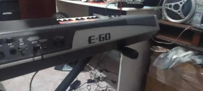 Teclado arranjador e sintetizador Roland E60