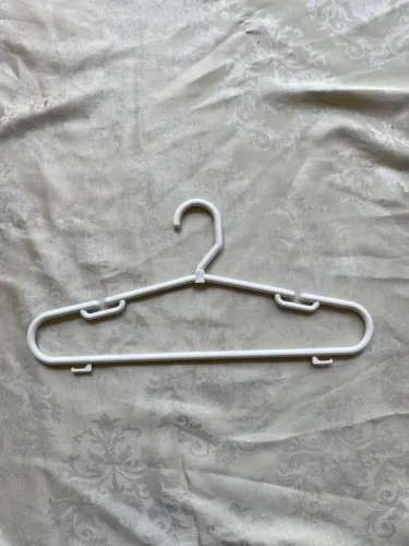Cabides brancos semi-usados