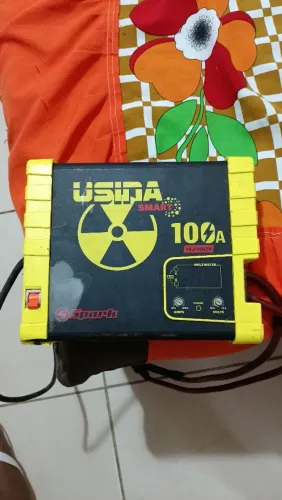 Fonte usina de 100 amperes