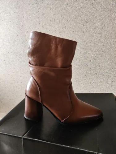 Linda bota caramelo, toda em couro legítimo, usada apenas uma vez. Salto de 8cm.