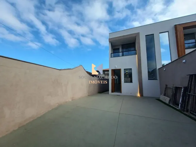 Casa três quartos, suíte, sala com varanda e quatro vagas no Canaã