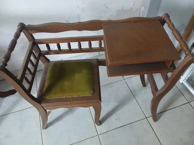 Mesinha de telefone antiga