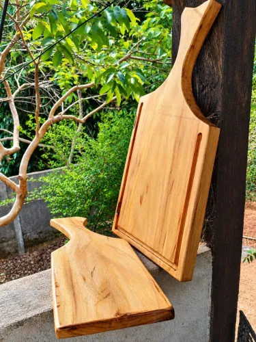 Tábuas de madeira rústica e petisqueiras 