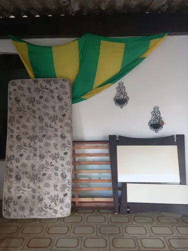 Vendo cama de solteiro com colchão