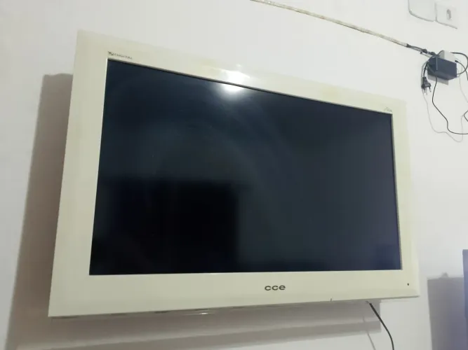 Tv LCD 32" CCE com tv digital( conversor integrado)