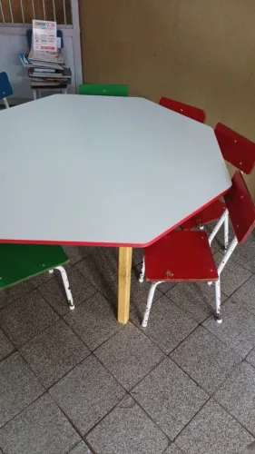 Conjunto de mesa e cadeiras 