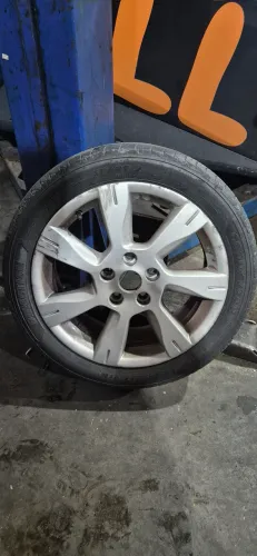 3 Rodas aro 17 com pneus (225 45) em perfeito estado.