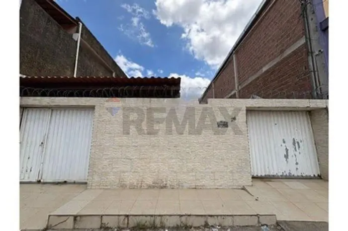Casa 3 quartos com piscina no Antares em frente a Churrascaria Carro de Boi