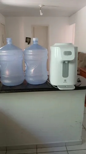 Bebedor água gelada e natural