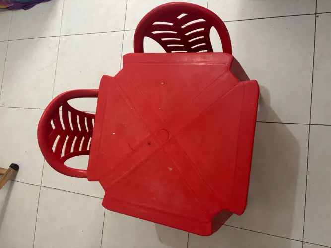 Mesa infantil com 2 cadeiras e 1 banquinho 