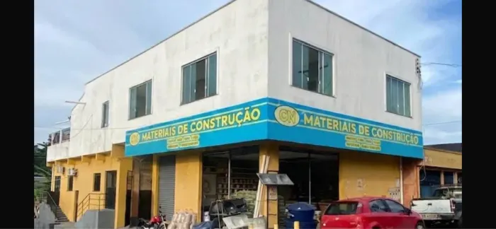CASA COM MATERIAL DE CONSTRUÇÃO E 2 APTO