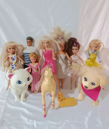 Lote de brinquedos para restauro - alguns dos itens são originais da Barbie