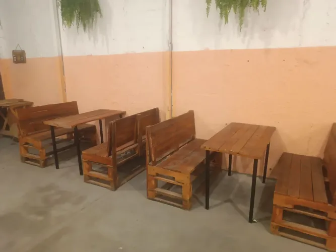 JOGO DE MESA + 2 BANCOS DE PALETS