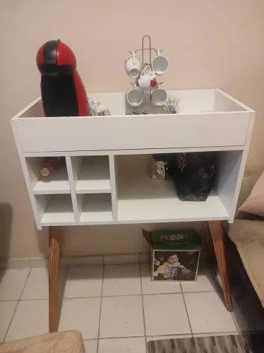 Mesa de colocar vinho e cafeteira