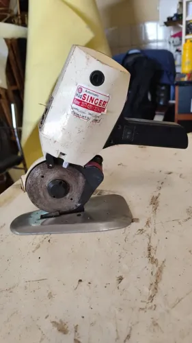 Máquina de Costura Profissional