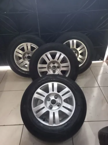 Jogo de Aros com 4 pneus 14 preço $2,700,00