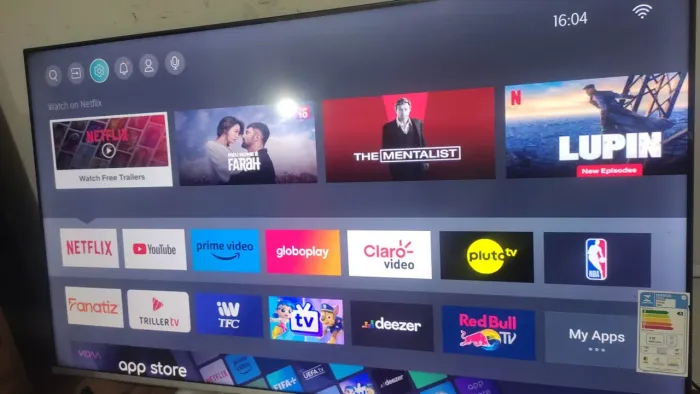 Smart TV Toshiba 50 polegadas 4K borda infinita comando de voz com Alexa