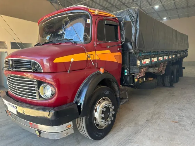 Caminhão carroceria graneleiro mercedes truck
