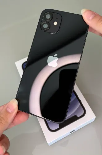 Vendo iPhone 12 Preto, com 128GB de armazenamento, em bom estado de funcionamento.
