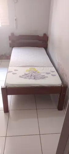 Cama de madeira resistente com colchão de mola