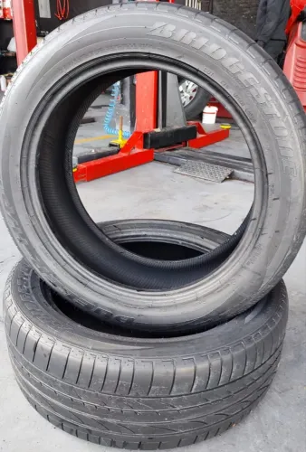 Par de pneus Bridgestone Dueler H/T 255 50 R20 usados.