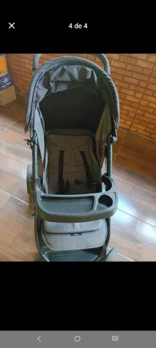 Carrinho de bebê com BB conforto 