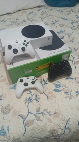 Xbox com dois controles e um controle de Xbox one mais jogos