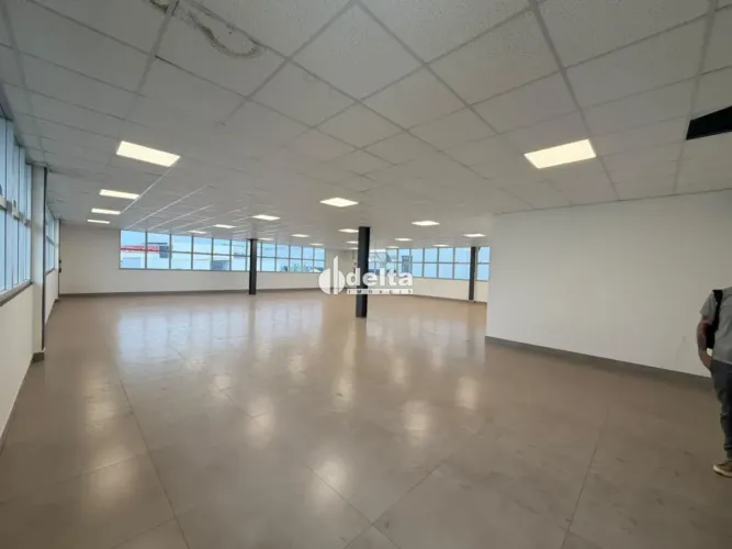 Loja disponível para locação no bairro Granja Marileusa em Uberlândia-MG.