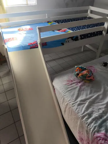 Cama com escorregador