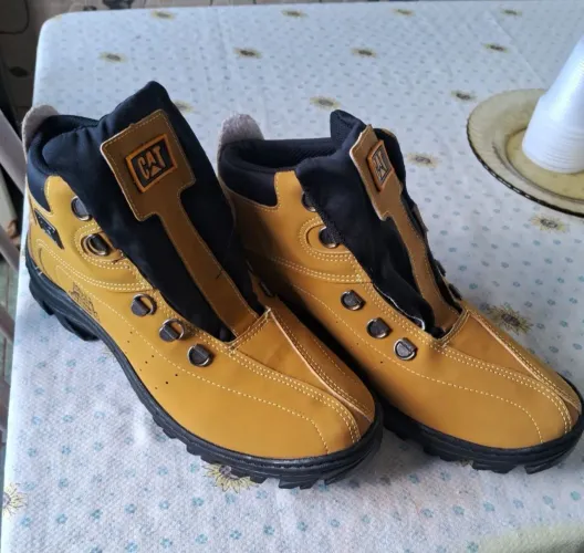 Bota Cat tam 42 novinha