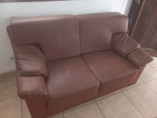 Sofá de couro dois lugares